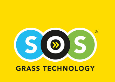 Dosiewanie trawnika mieszanką SOS Lawn Repair.